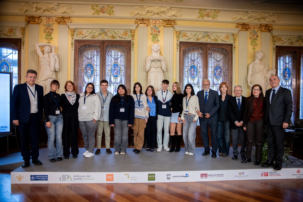 Los defensores autonómicos con jóvenes participantes en el Taller de Niños, Niñas y Adolescentes