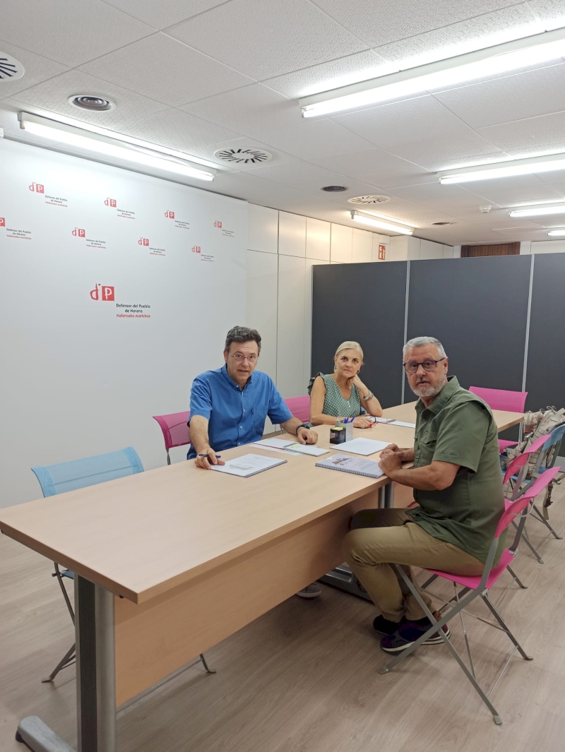 Reunión del Defensor del Pueblo de Navarra con la Dirección General de Paz, Convivencia y Derechos Humanos