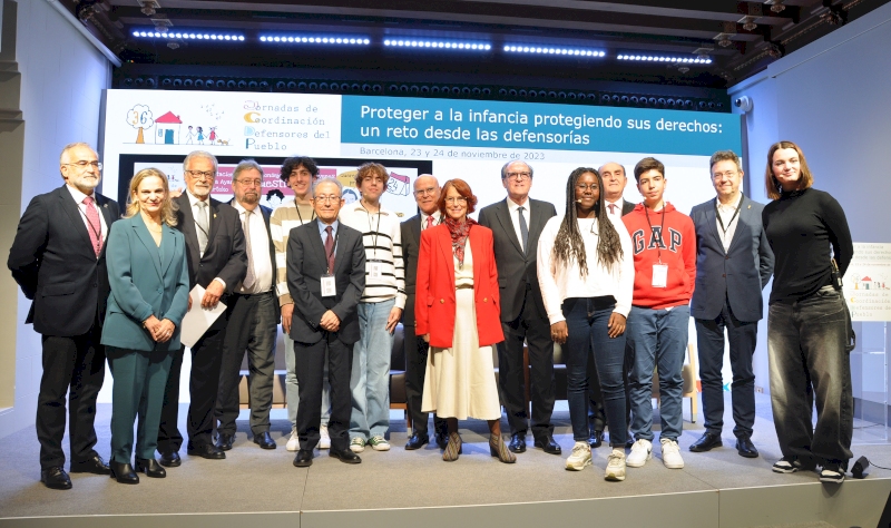 Titulares de las defensorías y jóvenes participantes en las jornadas