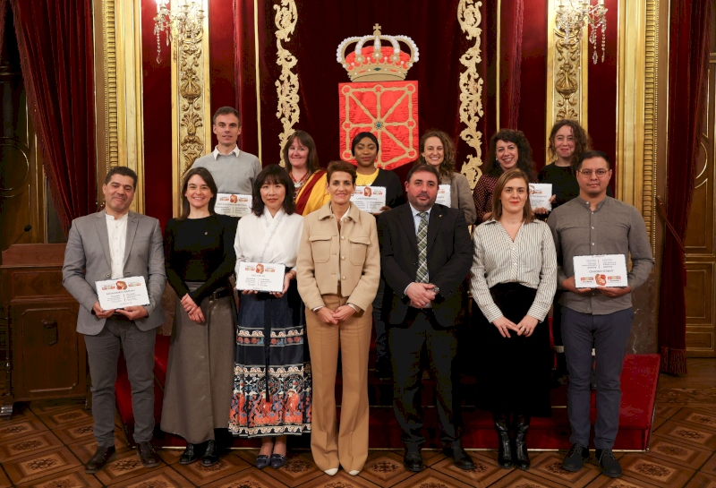 Personas galardonadas junto a autoridades del Gobierno y Parlamento de Navarra