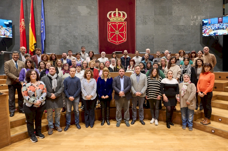 Autoridades y representantes de entidades sociales partícipes del acto