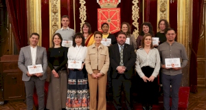 Personas galardonadas junto a autoridades del Gobierno y Parlamento de Navarra