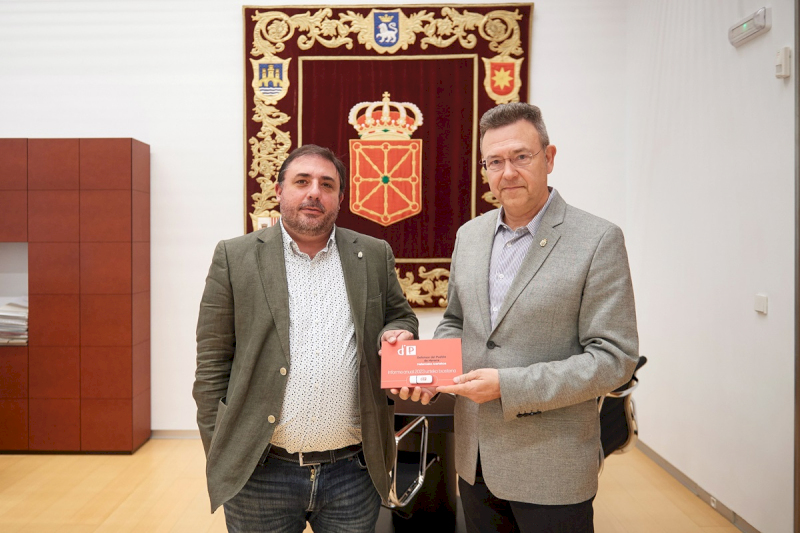 Entrega del Informe Anual a Unai Hualde, Presidente del Parlamento de Navarra