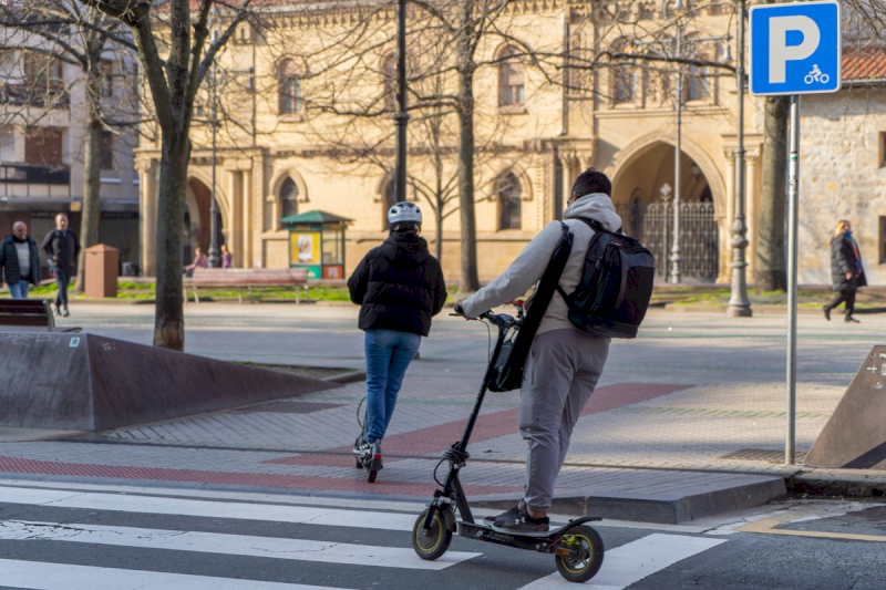 Personas circulando en patinetes eléctricos por Pamplona/Iruña