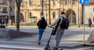 Personas circulando en patinetes eléctricos por Pamplona/Iruña