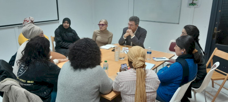 El Defensor del Pueblo y la jefa de gabinete reunidos con voluntarias de Flor de África