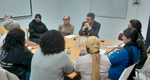 El Defensor del Pueblo y la jefa de gabinete reunidos con voluntarias de Flor de África