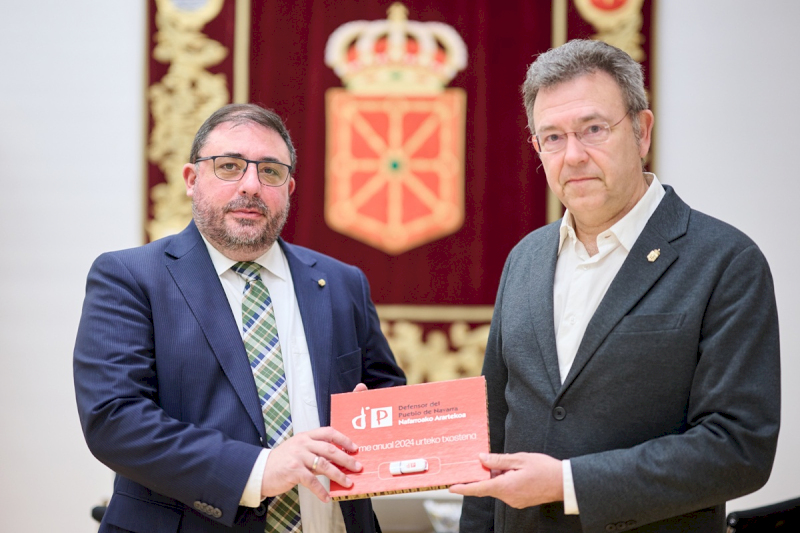 El Defensor del Pueblo de Navarra entrega al Presidente del Parlamento de Navarra el Informe Anual de la institución