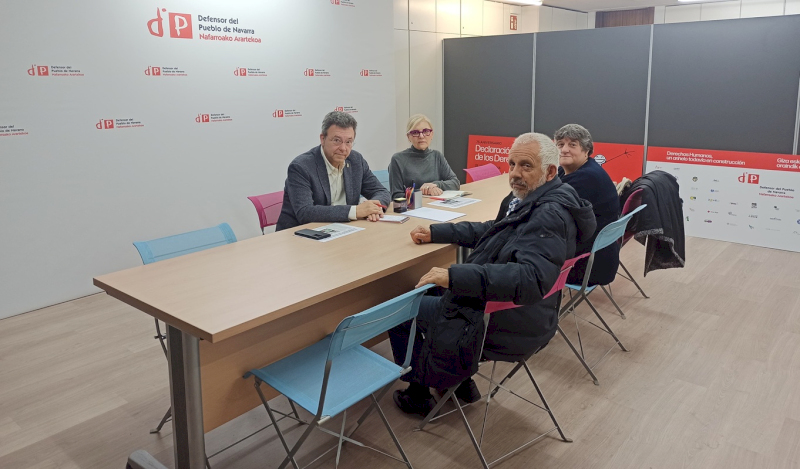 Defensor del Pueblo de Navarra y la jefa de gabinete reunidos con la Plataforma en Defensa del Patrimonio Navarro