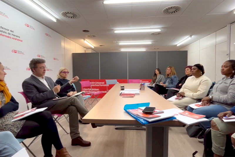 El Defensor del Pueblo y la jefa de gabinete reunidos con usuarias de la Escuela de Incidencia Política