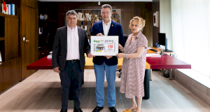 Entrega del cupón diario de la ONCE al Defensor del Pueblo de Navarra