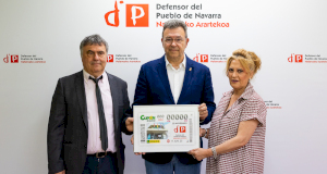 Grupo Social ONCE Navarra concede al Defensor del Pueblo su Premio Solidario a la Administración Pública