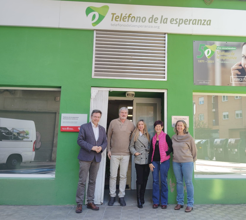 Visita del Defensor a la sede del Teléfono de la Esperanza