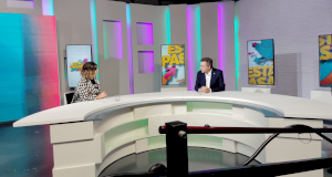 La presentadora Nuria Tirapu junto al Defensor del Pueblo de Navarra, Patxi Vera, en Navarra Televisión