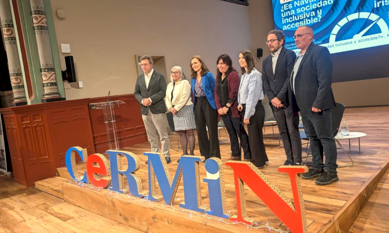 Patxi Vera, Defensor del Pueblo; Mariluz Sanz, Presidenta de CERMIN; Olga Sala, Subdirectora de Valoración y Servicios de la Agencia Navarra de Autonomía y Desarrollo de las Personas; Ainhoa Trébol, Jefa de la Sección de Servicios para Personas con Discapacidad de la Agenda Navarra para la Autonomía y Desarrollo de las Personas; Lorena Burriel, colaboradora de CERMIN; Joseba Asiain,  Director general de Presidencia, Gobierno Abierto y Relaciones con el Parlamento de Navarra; José Antonio Delgado, gerente de ADISCO y Tesorero de CERMIN.