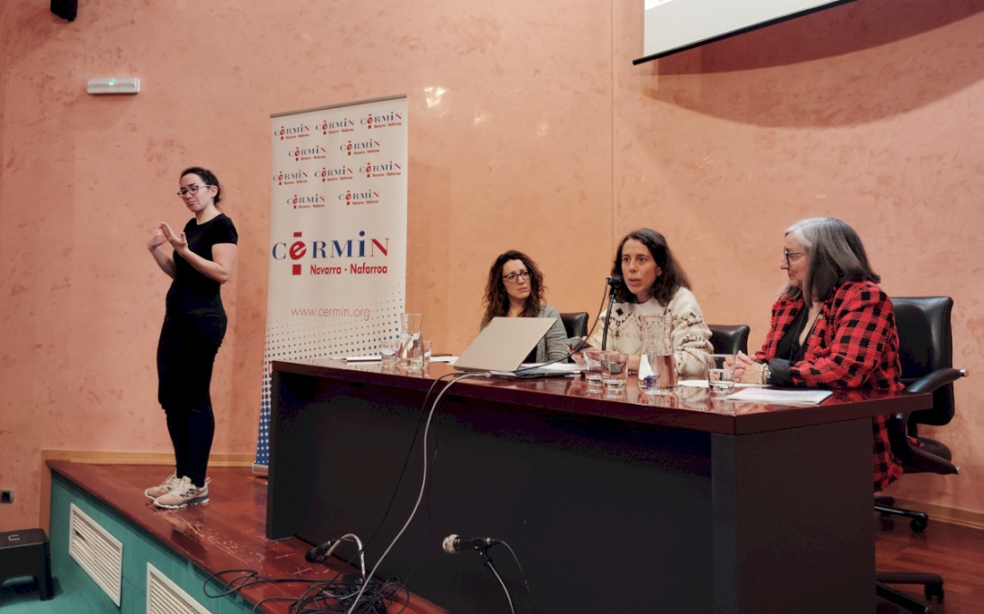 Mónica Iñigo, técnica de acción social de CERMIN, Irati Goikoetxea, directora del Servicio de Convivencia y Derechos Humanos del Gobierno de Navarra y la presidenta de CERMIN, Mariluz Sanz.