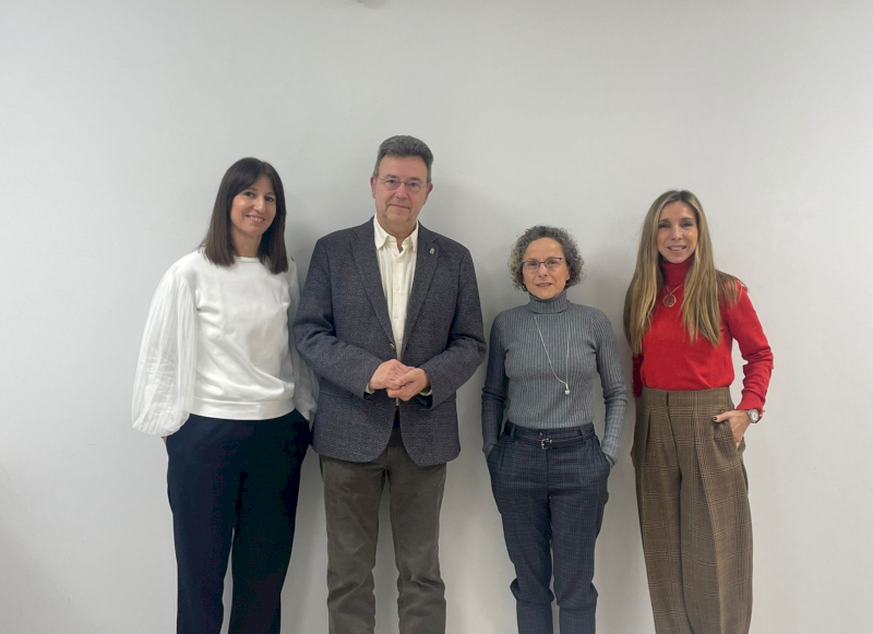 De izquierda a derecha: Eugenia Cervera, responsable de comunicación de Cáritas; Patxi Vera, Defensor del Pueblo de Navarra; Maite Quintana, directora de Cáritas y Amaia Madinabeitia, Jefa de Gabinete del Defensor del Pueblo, en la sede de Caritas Pamplona.
