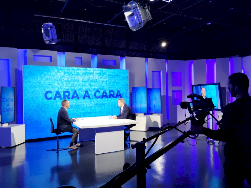El Defensor Patxi Vera, en el programa Cara a Cara de Navarra Televisión con Roberto Cámara.