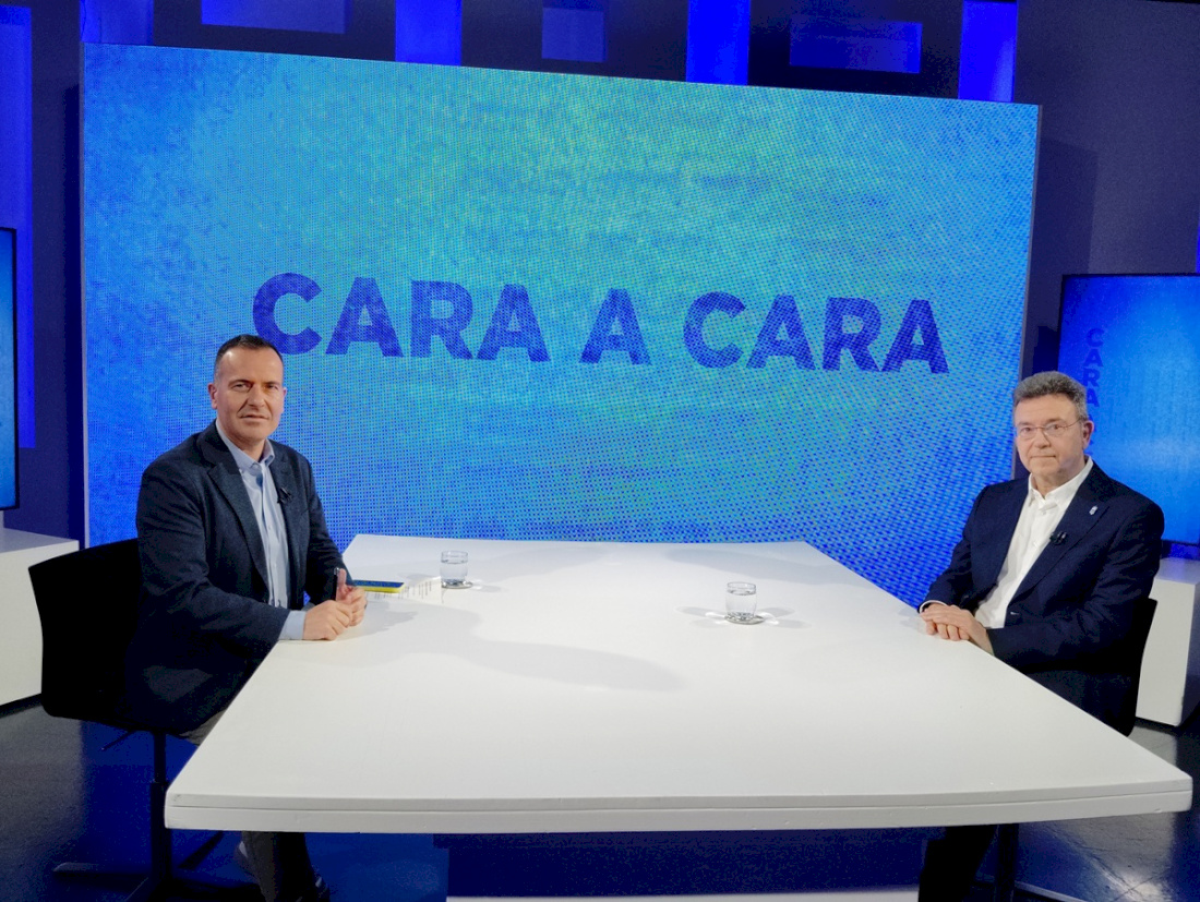 Roberto Cámara y Patxi Vera en el plató del programa de entrevistas Cara a Cara.