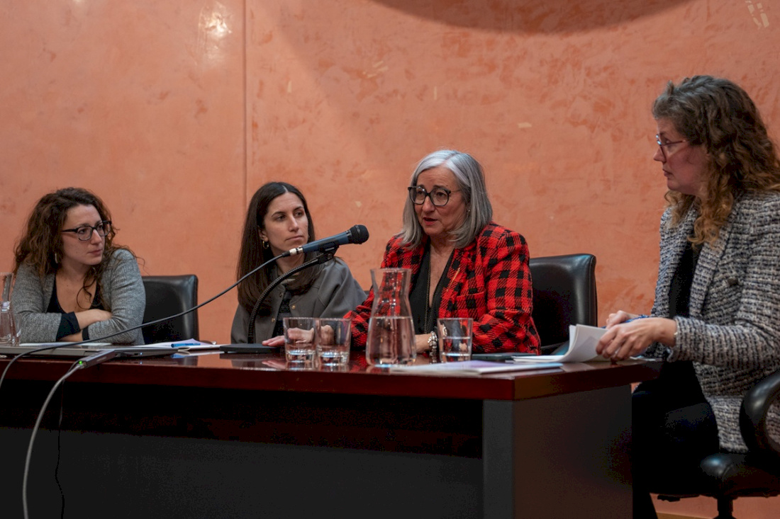 Espacio de diálogo con Mónica Iñigo, técnica de acción social de CERMIN; Sara Culebras, coordinadora del Grupo de trabajo de Educación de CERMIN; Mariluz Sanz, presidenta de CERMIN y Leyre Elizari, Profesora Titular de Derecho Civil de la UPNA.