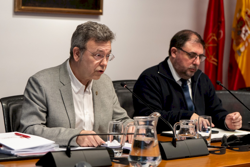 El Defensor del Pueblo, Patxi Vera, y el Presidente del Parlamento, Unai Hualde, en la ponencia parlamentaria para la actualización de la Lorafna.