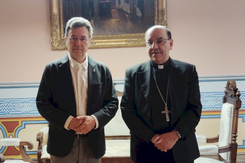 Patxi Vera y el arzobispo Florencio Roselló en el Palacio Arzobispal.