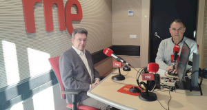 Patxi Vera junto a Javier Izu (RNE).