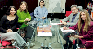 Yohana Sánchez, Vocal de Magale; Helena Escalada, Presidenta; Lorena Burriel, Vicepresidenta; Patxi Vera, Defensor del Pueblo de Navarra y Amaia Madinabeitia, Jefa de Gabinete del Defensor del Pueblo.