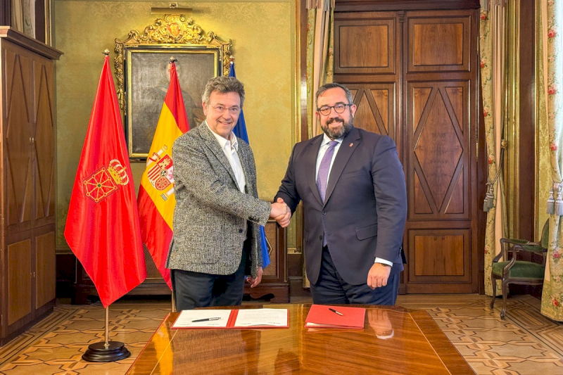Patxi Vera, Defensor del Pueblo de Navarra, junto al vicepresidente primero, Javier Remírez.