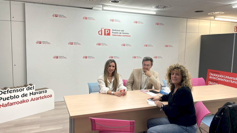 Amaia Madinabeitia, Jefa de Gabinete del Defensor del Pueblo; Patxi Vera, Defensor del Pueblo y Bea Sever, portavoz de Naizen.