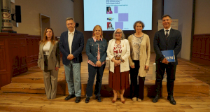 El Defensor del Pueblo Patxi Vera, la delegada del Gobierno en Navarra Alicia Echeverría y la directora gerente de la Agencia Navarra de Autonomía y Desarrollo de las Personas del Gobierno de Navarra, Inés Francés junto a ponentes y responsables de CERMIN.