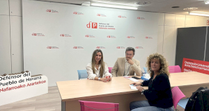 Amaia Madinabeitia, Jefa de Gabinete del Defensor del Pueblo; Patxi Vera, Defensor del Pueblo y Bea Sever, portavoz de Naizen.