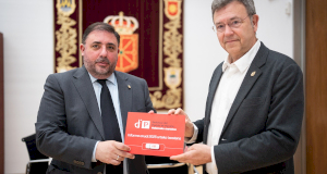 El presidente del Parlamento, Unai Hualde, junto al Defensor del Pueblo de Navarra, Patxi Vera.