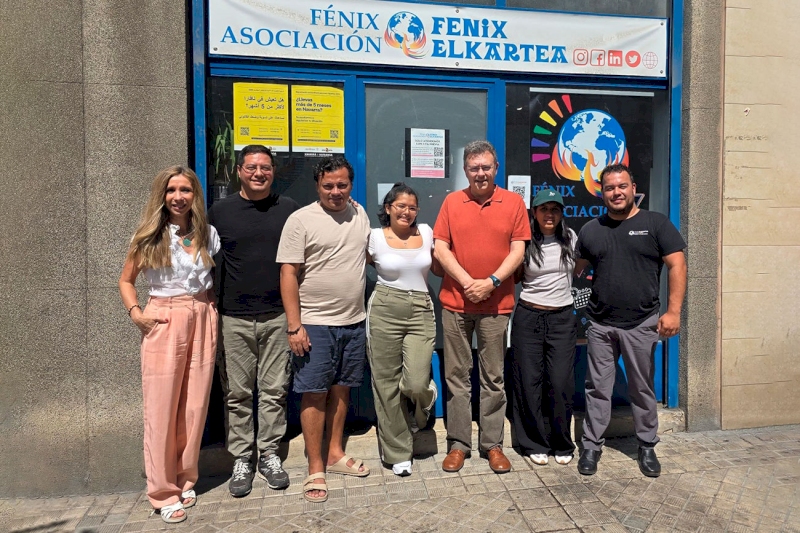 El Defensor del Pueblo Patxi Vera y la jefa de gabinete Amaia Madinabeitia con representantes de la Asociación Fénix Elkartea.