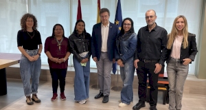 Defensoras indígenas y representantes de Misiones Salesianas con el Defensor del Pueblo de Navarra y la jefa de gabinete de la institución.