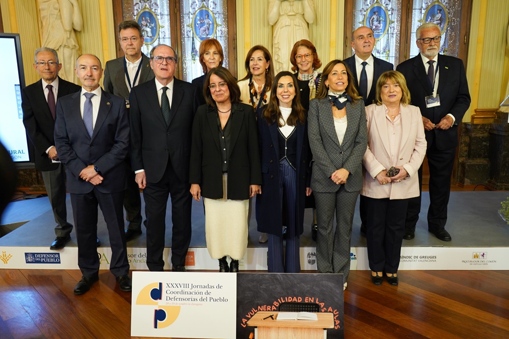Los titulares de las Defensorías del Pueblo con autoridades de Aragón