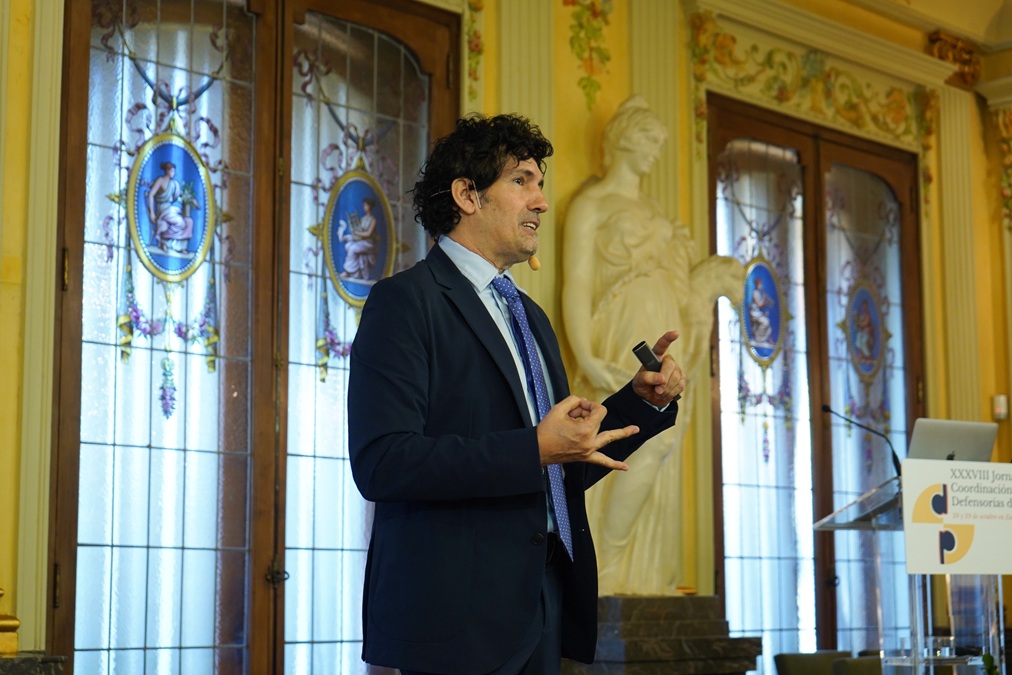 César Bona, maestro y escritor, Premio Nobel de los Maestros
