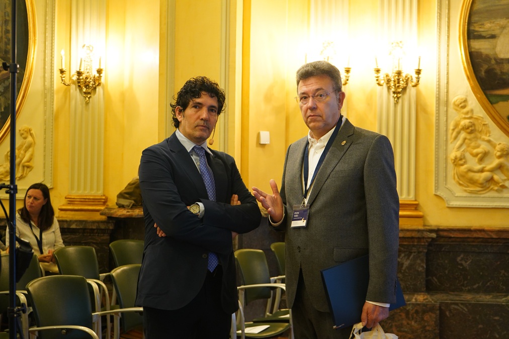 El Defensor del Pueblo de Navarra Patxi Vera conversando con el maestro César Bona