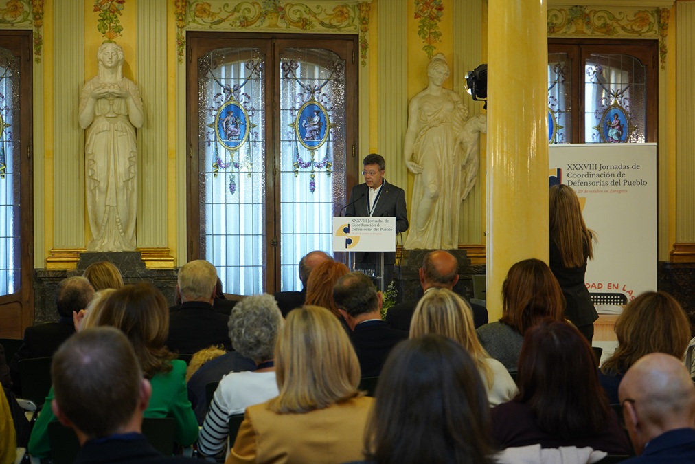El Defensor del Pueblo de Navarra Patxi Vera presenta al maestro César Bona