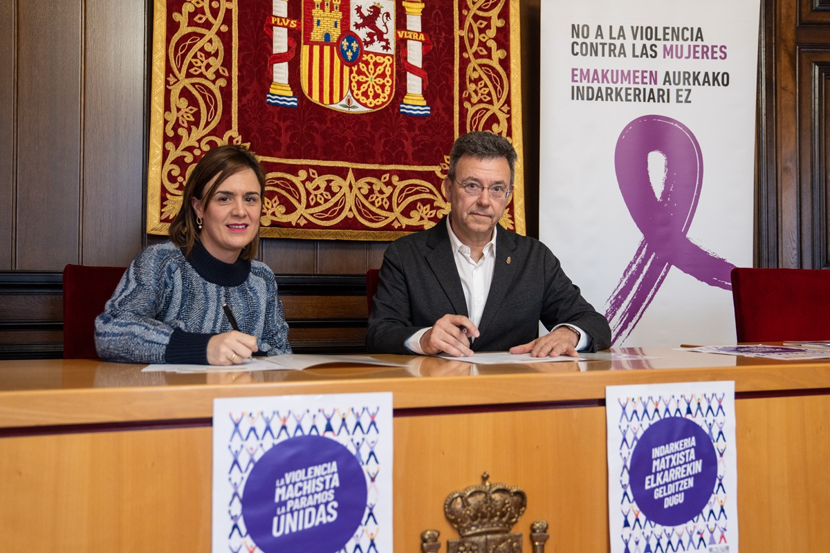 Delegada del Gobierno y Defensor del Pueblo durante el acto de la firma del protocolo