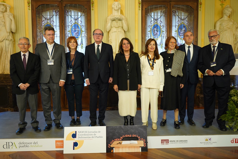 Foto de familia del Defensor del Pueblo y los titulares autonómicos