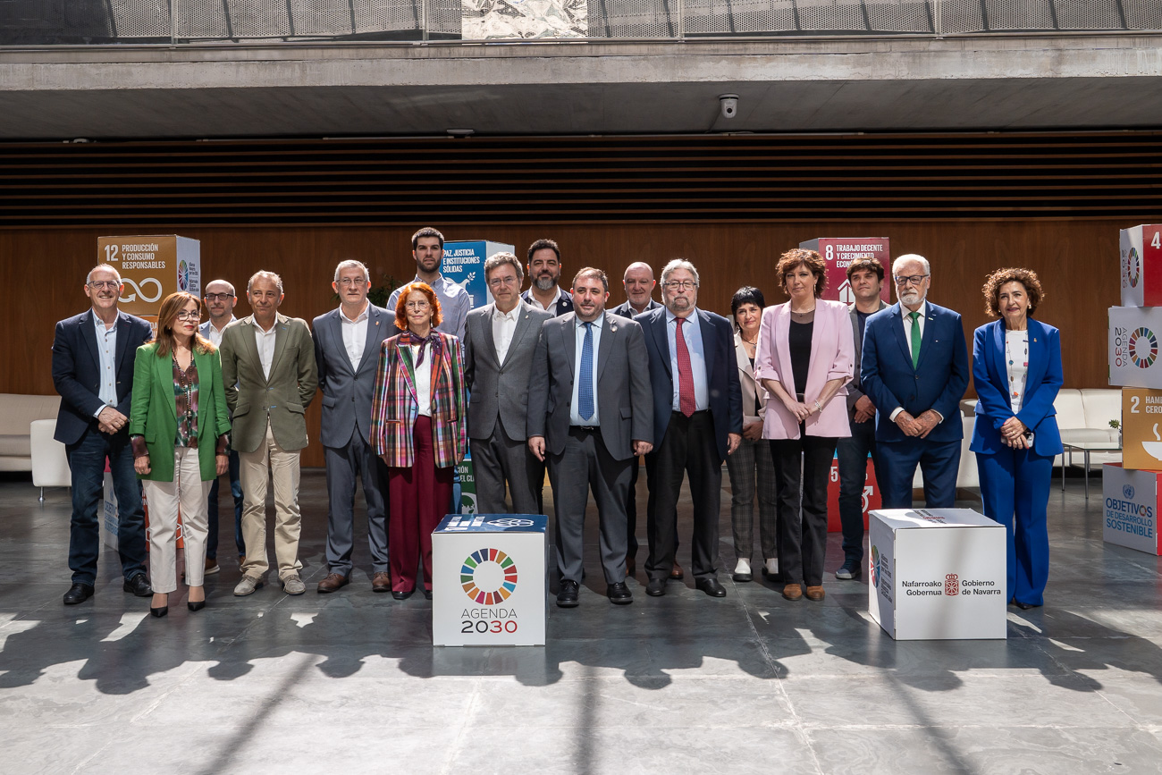 Acto institucional en el atrio del Parlamento de Navarra Acto institucional en el atrio del Parlamento de Navarra